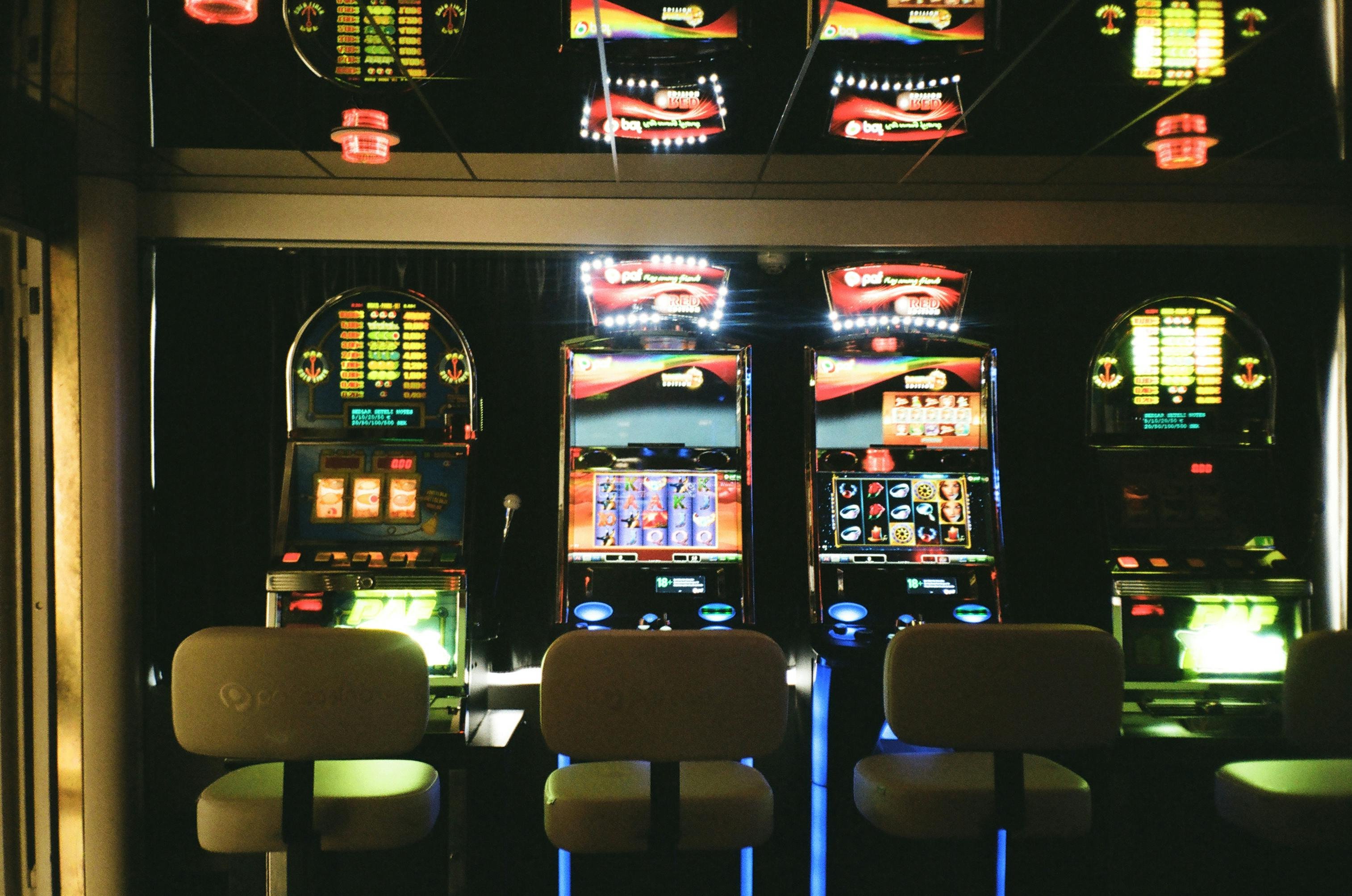 Dealer kasino langsung memandu permainan live casino di platform