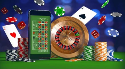 Pengguna menerima pengingat batas bermain melalui layar smartphone dengan aplikasi evoatoto